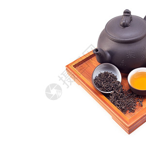 青茶泥和竹木盘上的茶壶和杯子在白色上隔绝图片