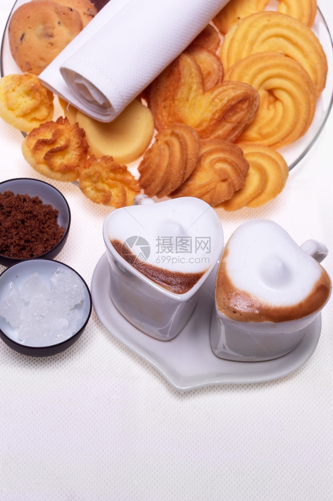 曲奇饼干和心形咖啡卡布奇诺杯图片