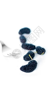 白极端上方的新鲜成熟木莓带叉子DOF图片