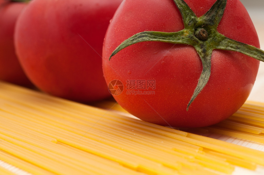 新鲜番茄和生意大利面糊图片