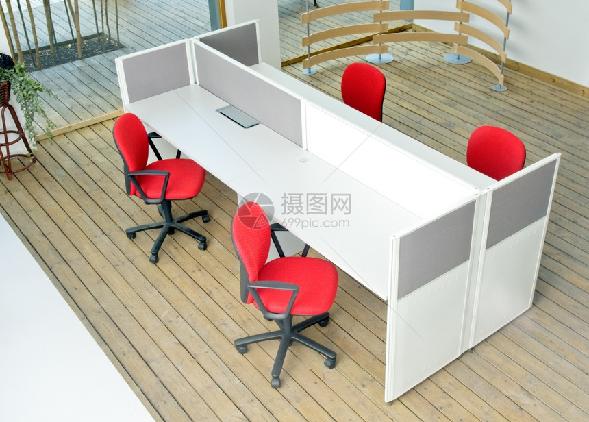 办公桌和红色椅子图片