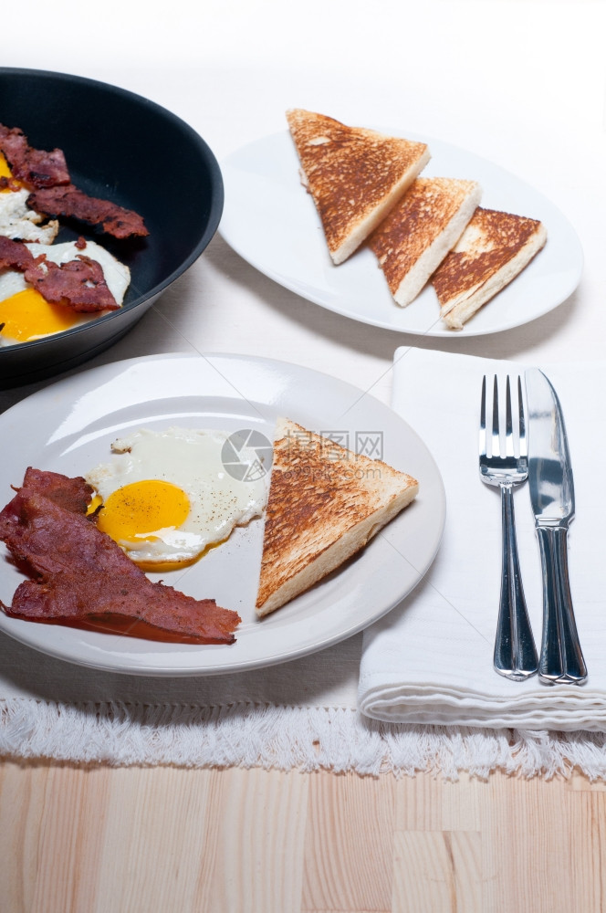 典型的英语早餐含鸡蛋培根和烤面包片图片