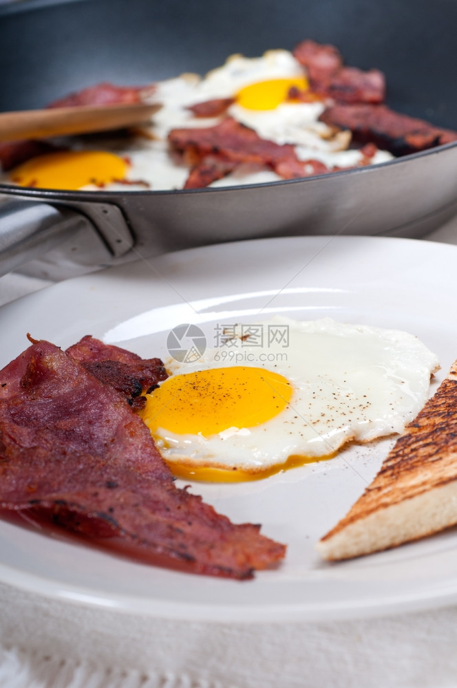 典型的英语早餐含鸡蛋培根和烤面包片图片