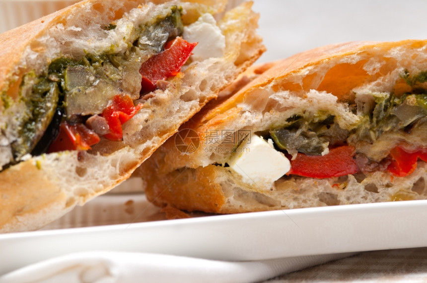 意大利加蔬菜和feta奶酪的意大利番茄三明治图片