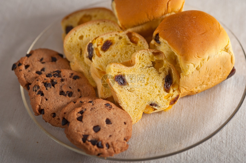 选择甜面包和饼干作为早餐图片