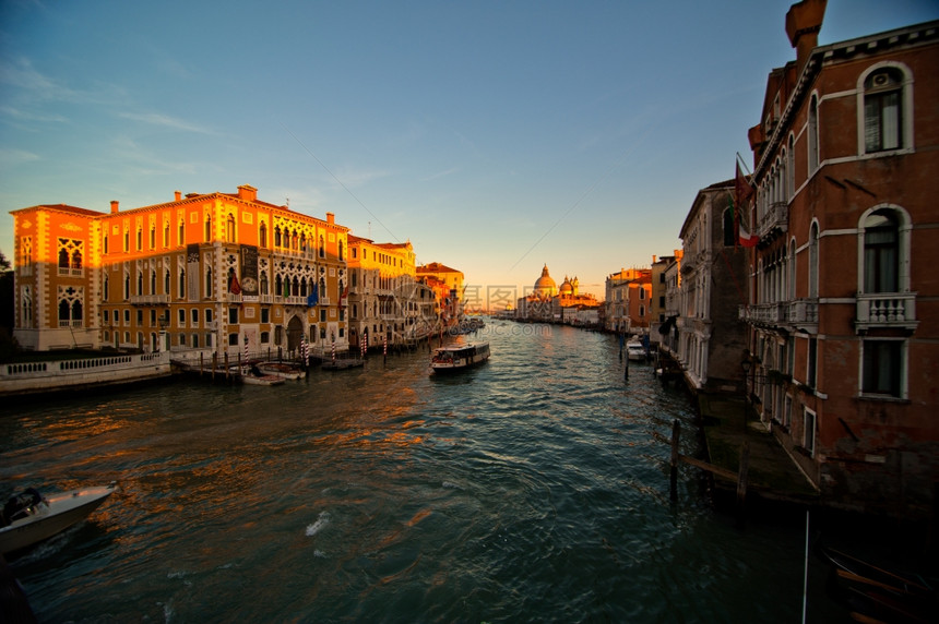 威尼斯意大利运河的风景从Accademia桥顶端与MadonnadellaSalute教堂背景图片