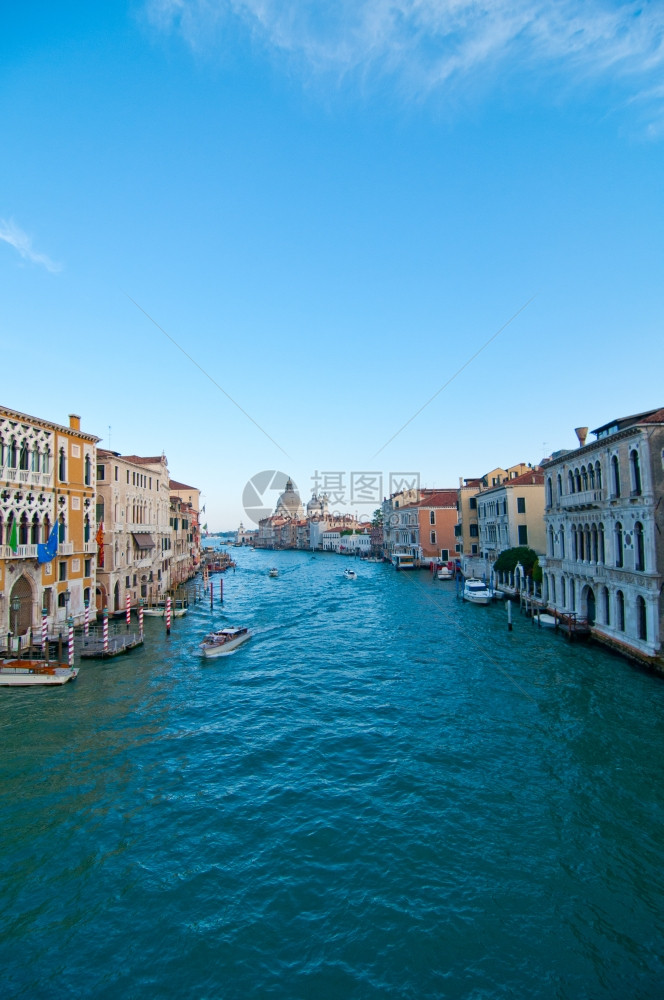 威尼斯意大利运河的风景从Accademia桥顶端与MadonnadellaSalute教堂背景图片