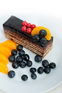 顶端特结宏上的巧克力蛋糕和新鲜水果图片
