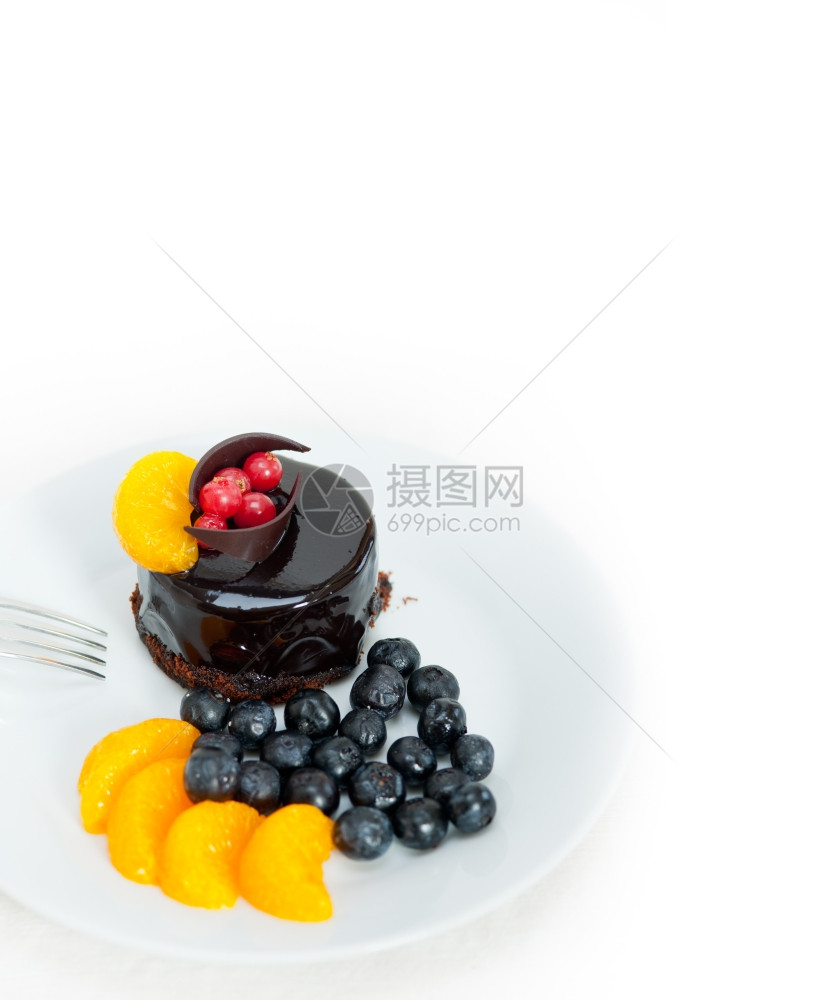顶端特结宏上的巧克力蛋糕和新鲜水果图片