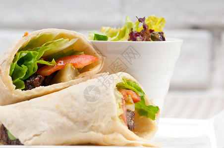 沙拉卷KaftaShawarma鸡肉皮煎蛋卷三明治传统阿拉伯东部中食物背景