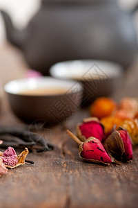 风格的草药花粉茶在配有原料的木制茶桌上图片