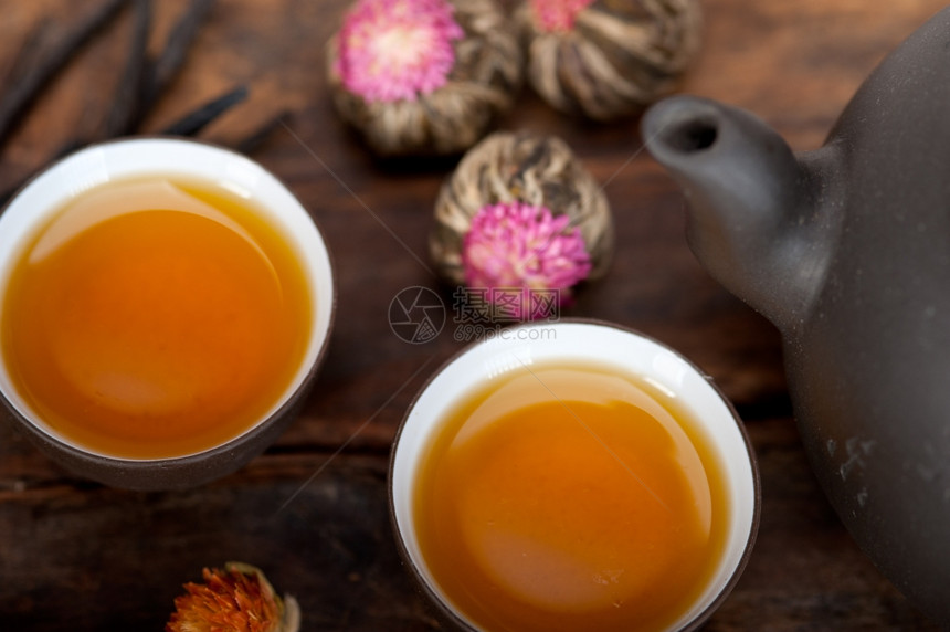 风格的草药花粉茶在配有原料的木制茶桌上图片