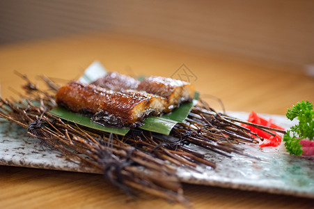 日式烤鱼在棕榈叶上图片