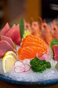 混合的寿司在压碎的冰面上铺设了各种日本式的生菜背景