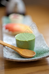 日本风格的绿色茶布丁慕斯甜点蛋糕图片