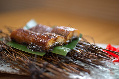 日式烤鱼在棕榈叶上图片
