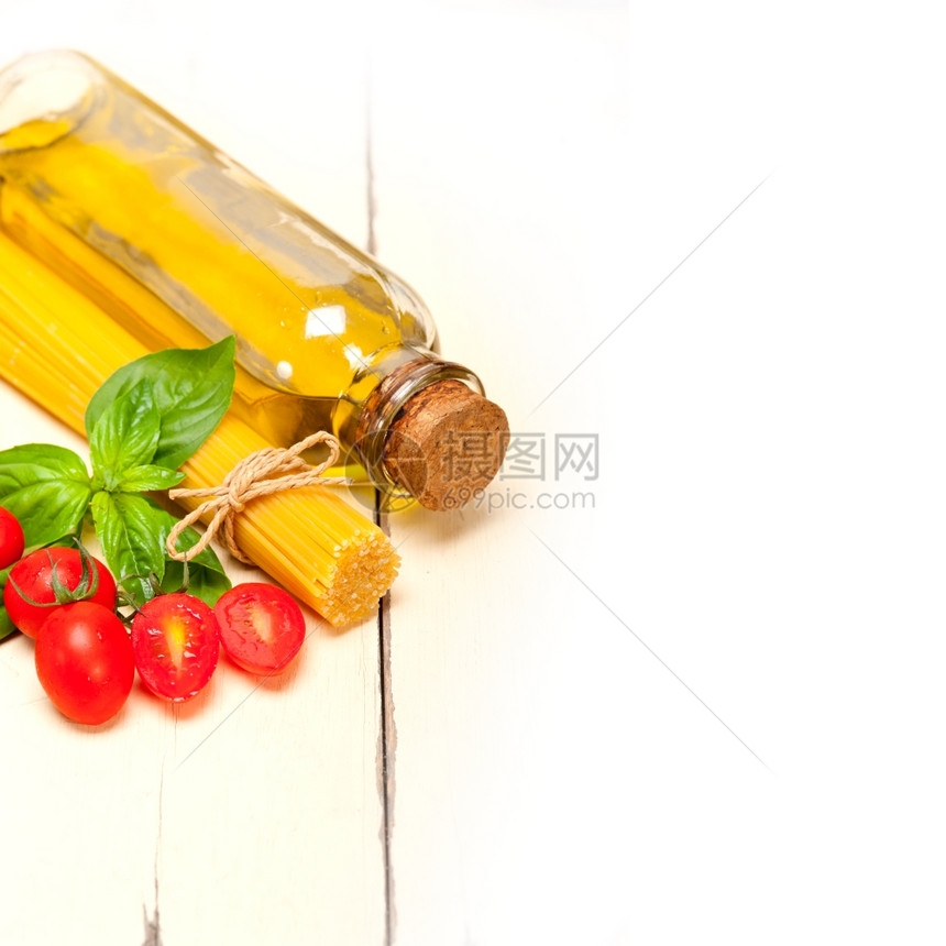 意大利美食面番茄和巴锡尔基金会图片