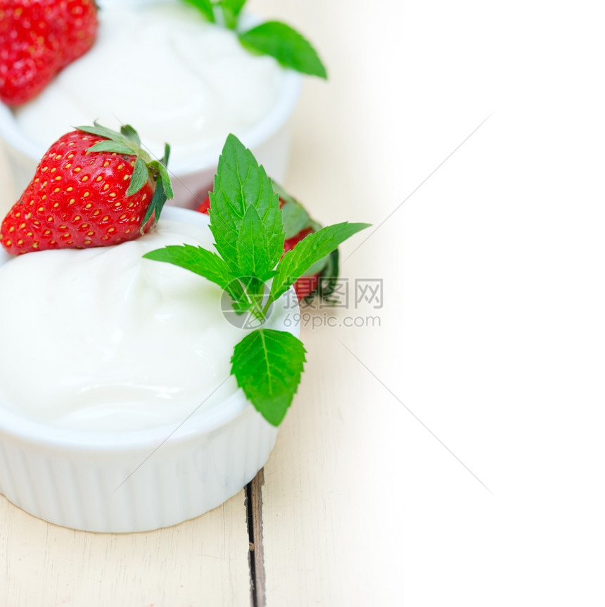自制发酵酸奶和有机草莓图片