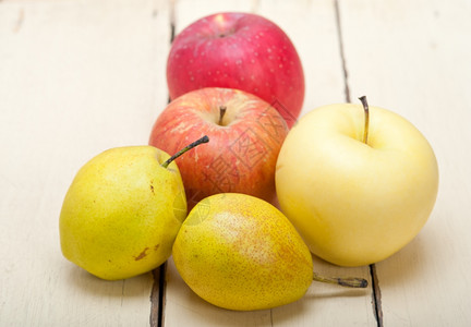 白木桌上的新鲜水果苹和梨子背景图片