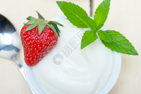 草莓酸奶高清近视图背景图片
