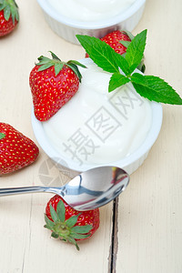 俯视图小塑料盒上的草莓酸奶背景图片