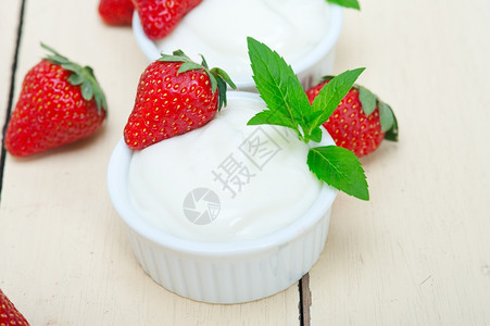 高清图像小塑料盒上的草莓酸奶图片