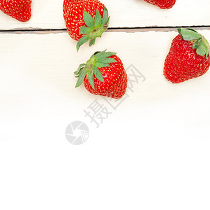白色锈木制板上的新鲜有机草莓图片