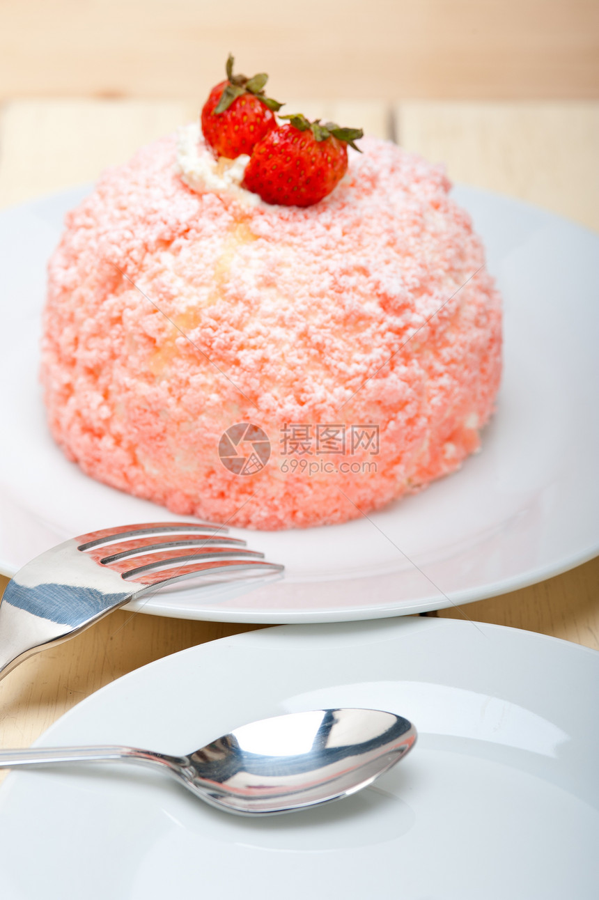 新鲜粉红草莓和奶油甜品图片