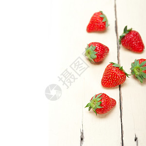 白色锈木制板上的新鲜有机草莓图片