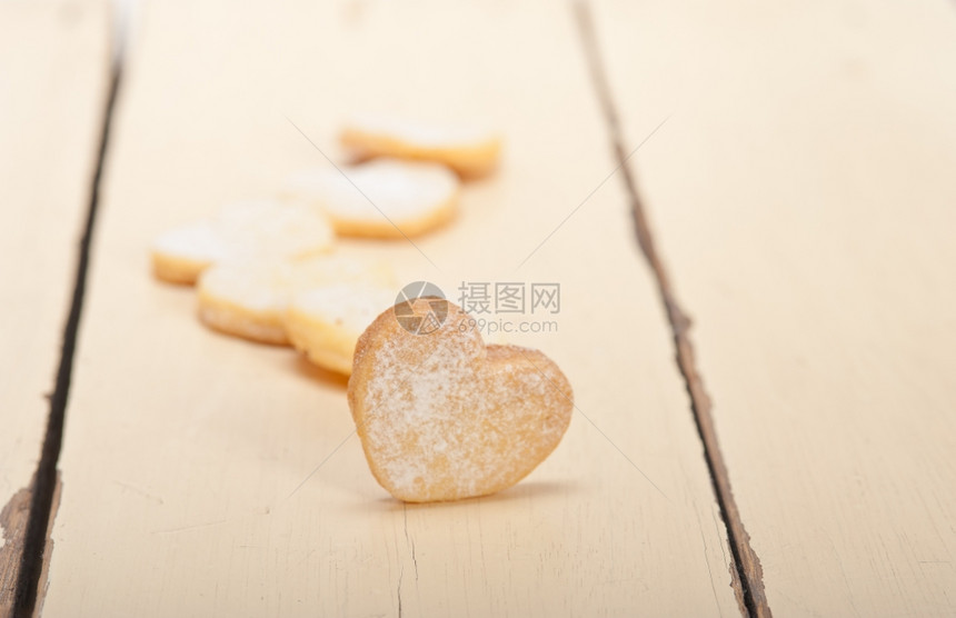 新鲜烤心形短面包情人节日饼干图片