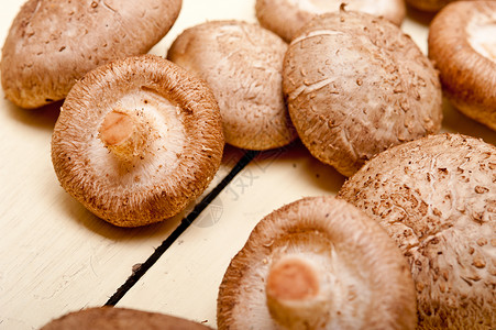 生木板桌上的蘑菇高清图片
