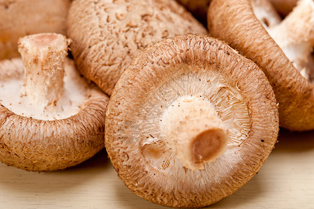 生木板桌上的蘑菇高清图片