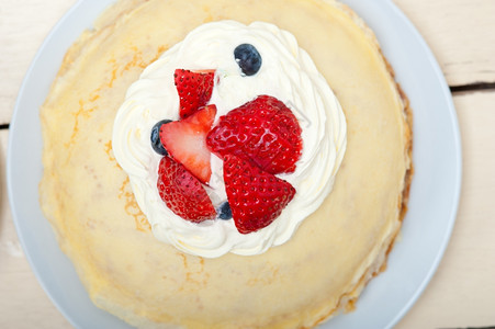 奶油和草莓蛋糕图片