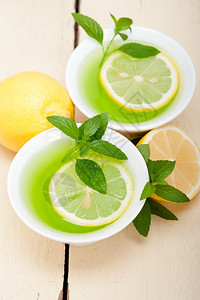 新鲜和健康的薄荷注入茶叶中加柠檬图片