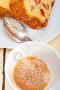 梅子蛋糕和咖啡在白生锈梅子蛋糕和咖啡图片