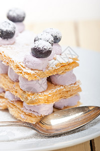蓝莓和奶油蛋糕甜点图片