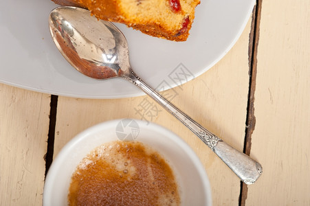 梅子蛋糕和咖啡图片