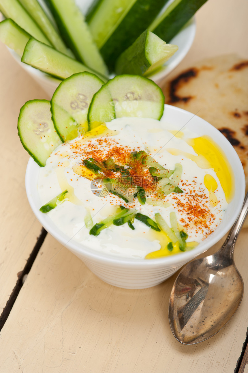 阿拉伯中东salatitlabanwakhyarKhyarBilaban山羊酸奶和黄瓜沙拉图片