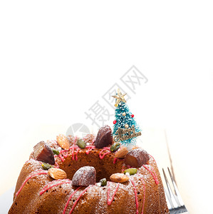 圣诞蛋糕甜圈树作为节日装饰品在白色背景的顶端图片