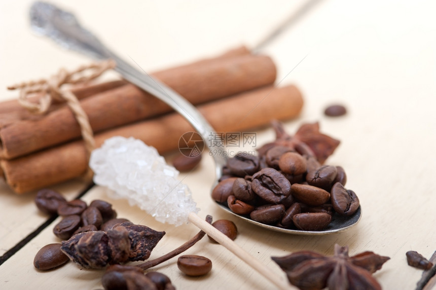 银汤匙上的咖啡糖和香料在白木生锈的桌子上图片