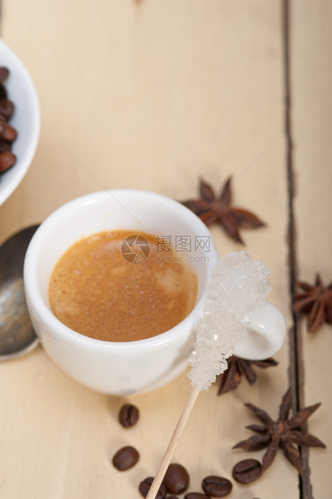 含糖和香料的咖啡加白木制咖啡桌图片