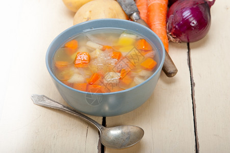 传统意大利矿泉汤配有原料的生锈桌上图片