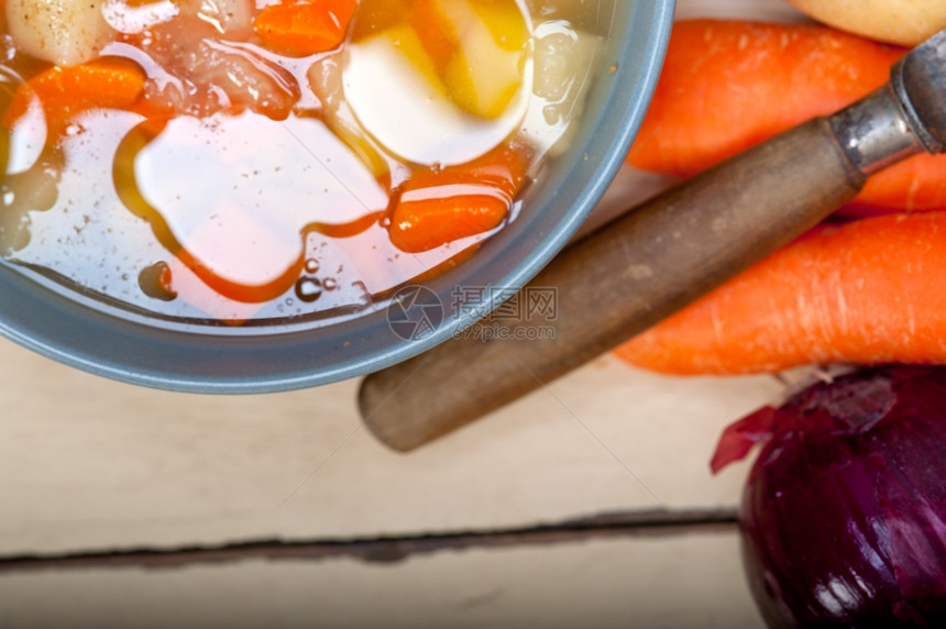 传统意大利矿泉汤配有原料的生锈桌上图片