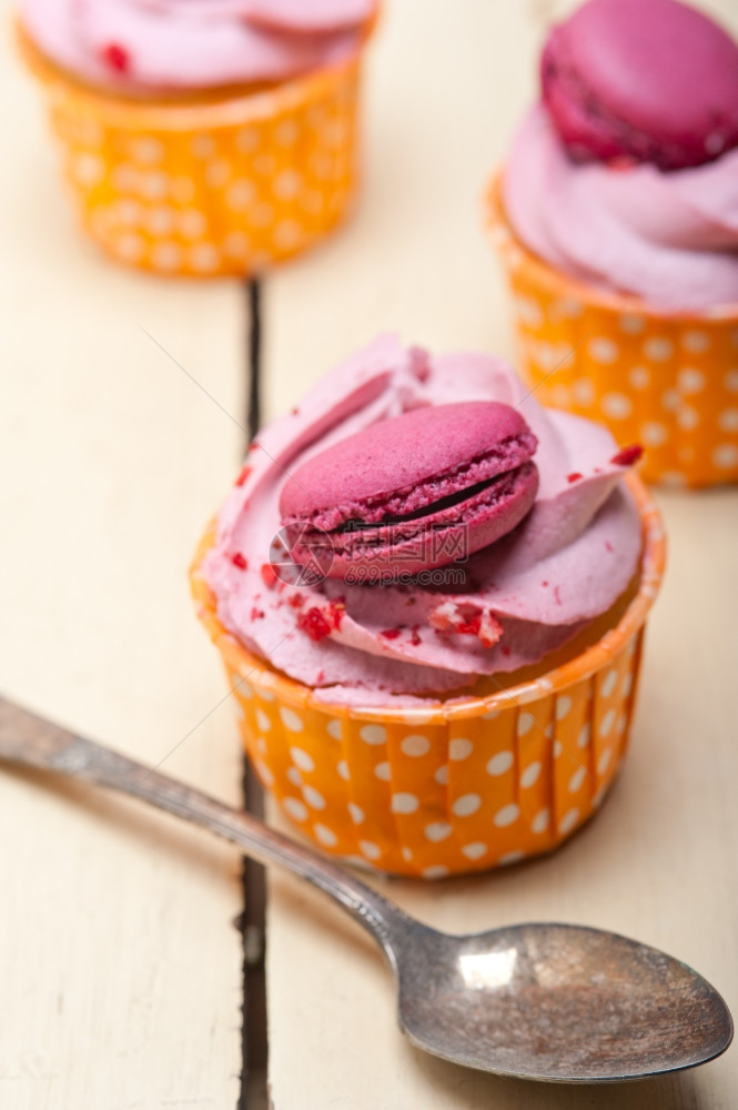 新鲜的粉红莓奶油蛋糕上面有马卡龙图片