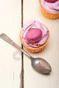 新鲜的粉红莓奶油蛋糕上面有马卡龙图片