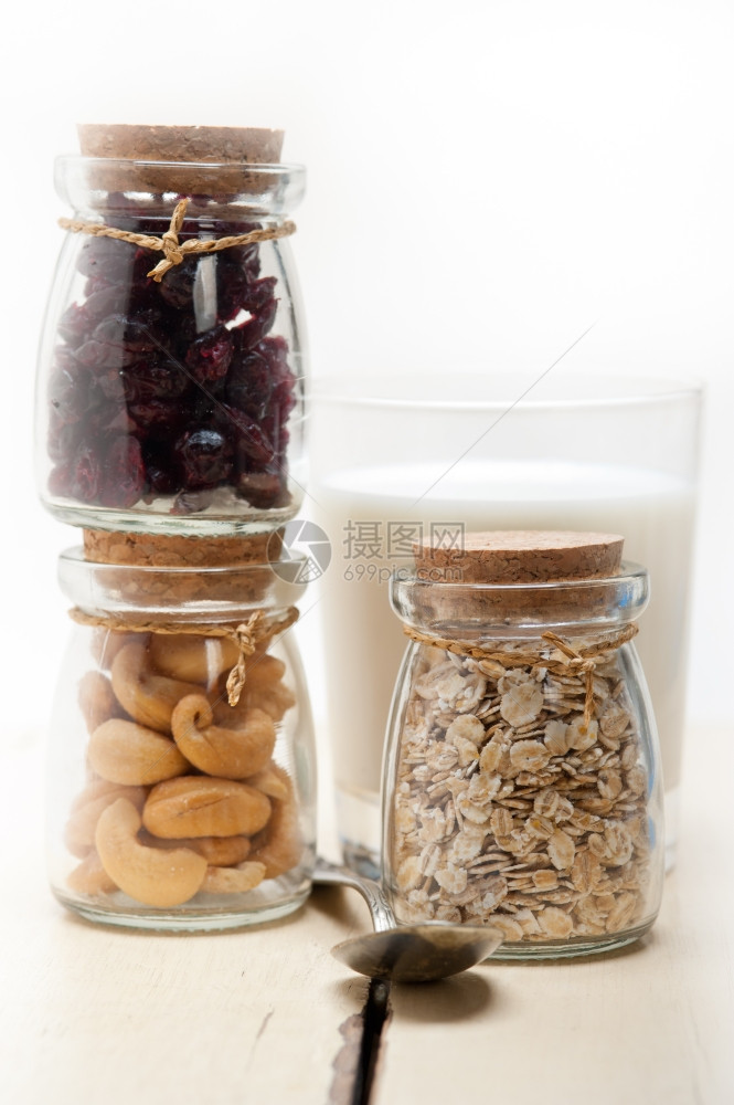 燕麦腰果放在封闭的玻璃罐子里图片