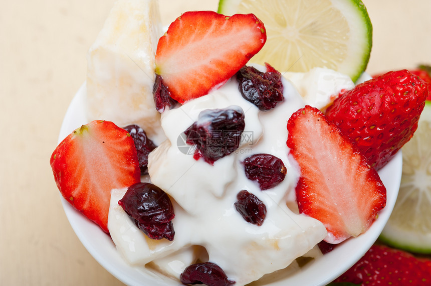 水果和酸奶沙拉的健康早餐图片