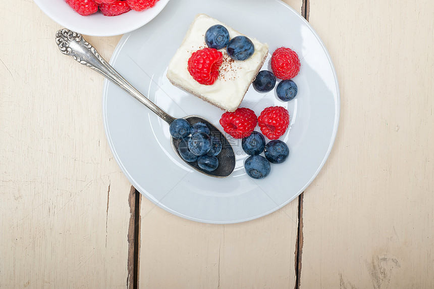 新鲜自制草莓和蓝奶油蛋糕图片