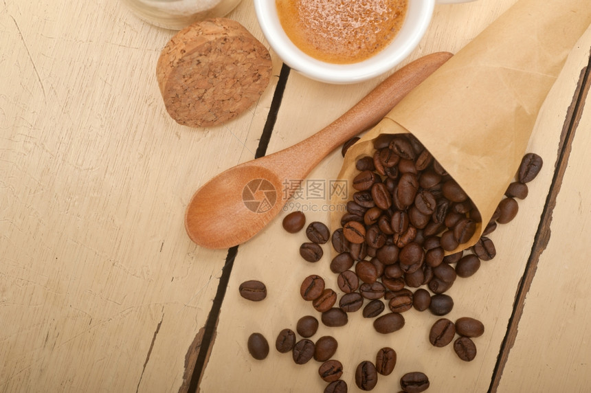 咖啡和豆子在白底纸面锥形玉米椰子上图片