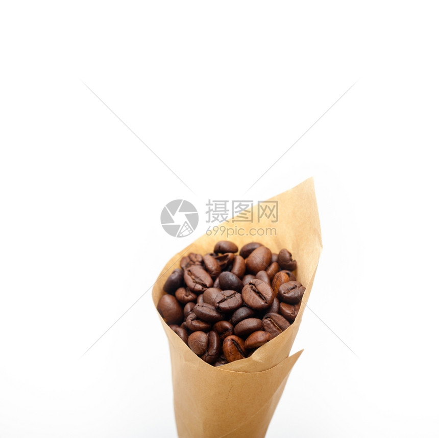咖啡豆在纸锥上咖啡豆在白色背景上图片